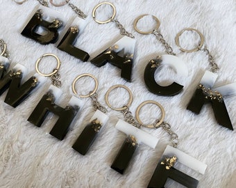 Key rings - Metal & resin, gold, black & white — Fashion