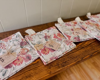 Agarraderas de algodón con estampado floral brillante / Regalo para anfitriona / Decoración de cocina / The Northern Loom