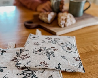 Juego de agarraderas de algodón con estampado floral / Agarraderas de cocina color beige, The Northern Loom