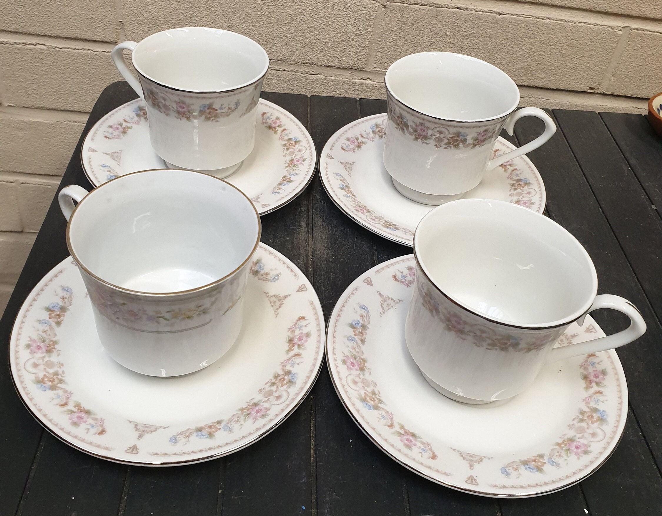 Enchères Lot 294 - Quatre tasses et soucoupes chinoises