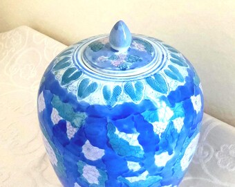 Grote Chinese porseleinen pot van 30 cm in uitstekende vintage staat. Kobaltblauw, jadegroen met een vleugje roze, handbeschilderd en glanzend geglazuurd! x