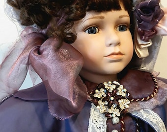 Een zeer mooie prachtige hoge pop van 71 cm. Myriam, volledig gerestaureerd, klaar om in een verzameling te plaatsen en een prachtig vintage cadeau!