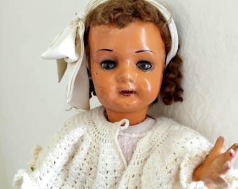 Antieke Janetanna, een zeer grote looppop van papier-maché en composiet uit de jaren 1930 en 1940. In goede antieke staat gezien haar leeftijd. Gerestaureerd!