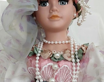 Edithanna, een mooie jonge debutante, vintage porselein, klaar als cadeau Spa schoongemaakt en klaar om te socializen met andere vintage-poppen!