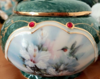 The Ruby Throated Humming Bird presented by Ardleigh Elliot 73891, Premier issue by Lena Luis, musical trinket box C0978, read description !