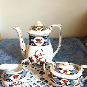Beautiful Spode Coffee Pot set with milk jug & Sugar Bowl. Shima design, a distinctive blue lattice and red floral English Imari design.