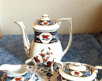 Beautiful Spode Coffee Pot set with milk jug & Sugar Bowl. Shima design, a distinctive blue lattice and red floral English Imari design.