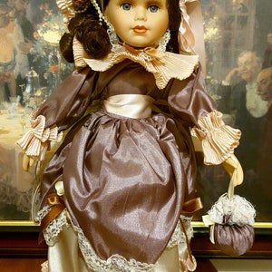 Nazywam się Eve i jestem śliczną, 40-centymetrową porcelanową lalką z kolekcji Winsor. Mam ci kilka małych rzeczy do powiedzenia!