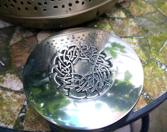 English Pewter Company middelgrote ronde snuisterijdoos in massief tin, dol op gebruikte vintage. Handgemaakt met Keltisch ontworpen knoopfunctie. Schoongemaakt X