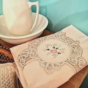 Eine wirklich erstaunliche, erstaunlich schöne 1940er Jahre Vintage / Antik, Cutwork, Battenberg, gestickte große Baumwolltischdecke, mit 8 Servietten
