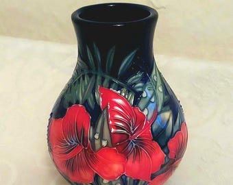 Prachtige vintage Tupton middelgrote vaas van 15 cm hoog. Ongerepte staat. Hibiscusrood ontwerp. perfect om te verzamelen of cadeau te doen!