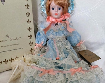 Prachtige Andrew Scofield-bisque, porseleinen pop om neer te zetten, Sarah, vintage om cadeau te geven met originele doos in onberispelijke staat!