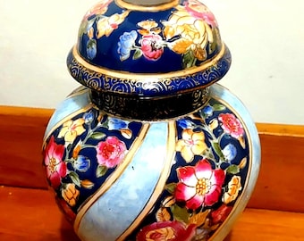 Prachtige Chinese gemberpot. Zeer decoratief en in mooie vintage staat. levendig kobaltblauw, geëmailleerde bloemen en goudverguld handgemaakt
