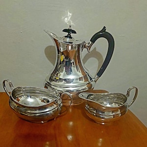 Beautifully stunning Tea/coffee pot set Made by Viners in England, silver plated, excellent condition, cleaned ready, fine Vintage gifting !