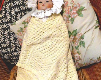 Amand Marseille. Renaissance reproductie Duitse Bisque babypop. Mijn naam is Mairead. Victoriaanse jurk uit de jaren 80. Deken uit de jaren 60! vintage cadeau