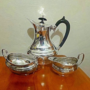 Beautifully stunning Tea/coffee pot set Made by Viners in England, silver plated, excellent condition, cleaned ready, fine Vintage gifting !