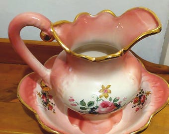 Prachtige vintage waskom en kan uit Staffordshire met een dieproze rand. Gemaakt van lokaal ijzersteen. Perfect voor een stijlvol vintage cadeau!
