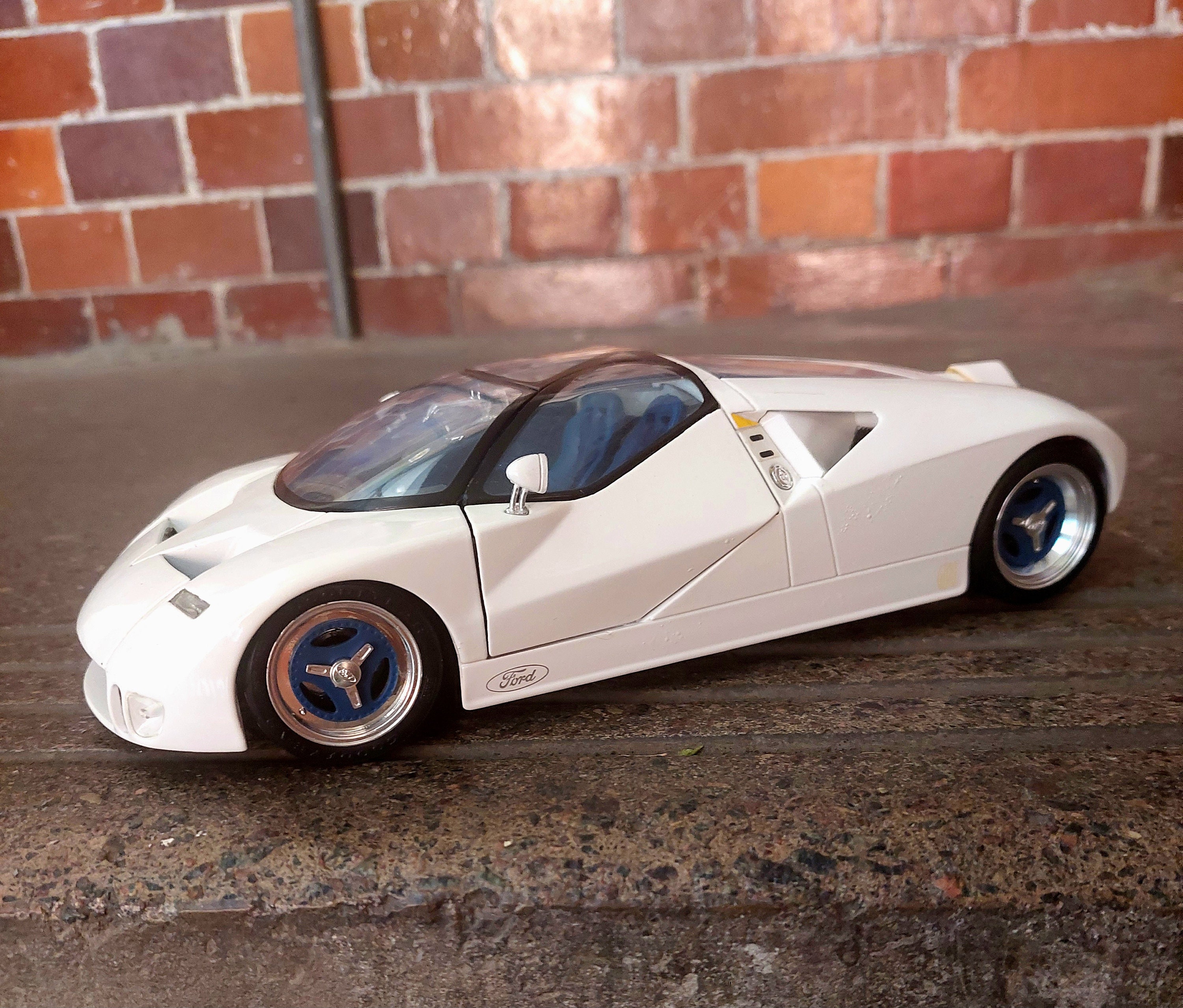 Maisto Ford GT90 Concept Car Diecast Model V12 SuperCar 1:18