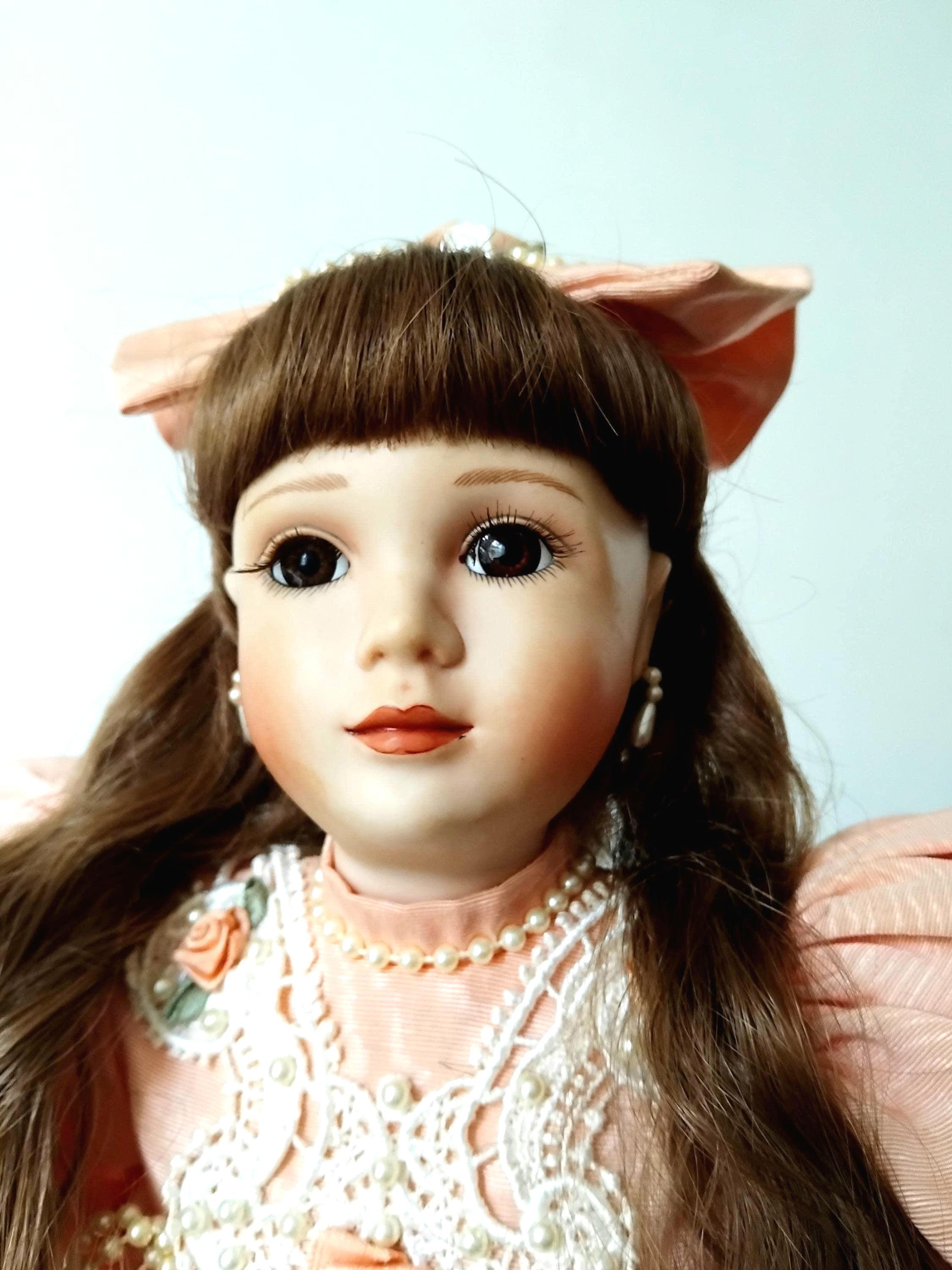 GRANDE POUPEE EN PORCELAINE SUR SOCLE hauteur 50 cm FRANCKLIN HERLOOM