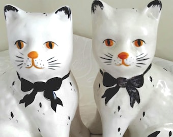 Staffordshire-katten met dubbele mantel uit de jaren 40 en 50. Met de hand gemaakt en geschilderd in zeer goede vintage staat. Middelgroot perfect cadeau! x