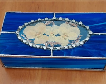 Uitzonderlijk mooie antieke glas-in-looddoos met gele viooltjes die liefde betekenen, schoongemaakt en klaar om vintage cadeau te doen.