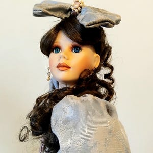 Franklin Heirloom Rare stunningly beautiful porcelain doll called Harmony. 49cm tall. Plays a temperamental tune. X