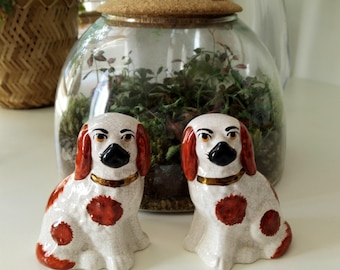 Antieke, vintage Staffordshire Wally Dugs uit de jaren 1940, een klein paar in zeer goede staat. 10 cm hoog. In zeer goede conditie.