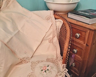 A Truely astounding, Amazingly beautiful 1940s Vintage/Antique, Cutwork, Battenberg, Embroidered large cotton table cloth, with 8 napkins