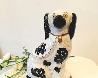 Antieke Wally Dug / Mantle hond. Koning Charles Spaniel. 1880. In goede staat. 25 cm. Gemaakt in Staffordshire, Engeland, van lokaal gewonnen klei.