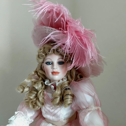 Ancienne Poupée Porcelaine Sara – Collection Hamilton Heritage Dolls – État Neuf