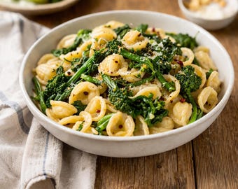 Recept voor orecchiette met broccoli raap: printbare Italiaanse pastareceptkaart, traditioneel Zuid-Italiaans gezond dineridee. Downloads