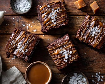 Recept voor zachte en rijke brownies met gezouten karamel (printbaar), makkelijk zelfgemaakt dessert, handleiding voor het bakken van smeuïge chocoladebrownies met karamel
