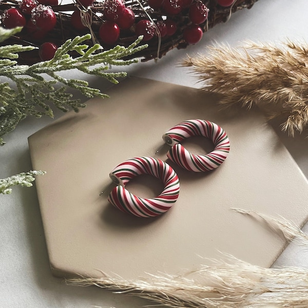 CANDY CANE HOOPS | Boucles d’oreilles en argile polymère de Noël faites à la main - Bijoux Boho - Boucles d’oreilles pendantes - Cadeaux pour femme - Minimaliste