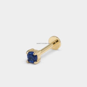 Petite boucle d'oreille de cartilage avec filetage interne en or massif 14 carats, saphir CZ, clou d'oreille Tragus, clou de conque, boucle d'oreille à dos plat, calibre 18