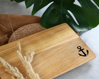 Personalisiertes Schneidbrett aus Holz mit ausgestanztem Anker und Gravur
