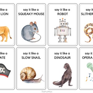 K&ouml;nnte beinhalten: Acht illustrierte Karten mit Aquarellbildern und Text. Jede Karte zeigt ein anderes Tier oder Objekt und die Anweisung, es "wie ein" Tier oder Objekt zu sagen. Die Tiere und Objekte sind ein L&ouml;we, eine Maus, ein Roboter, eine Schlange, ein Piratenhut, eine Schnecke, ein Dinosaurier und ein Mikrofon.