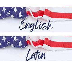 Op de afbeelding: Witte achtergrond met de woorden "English" en "Latin" in donkerblauwe letters. De boven- en onderkant van de afbeelding worden begrensd door de Amerikaanse vlag, met blauwe sterrenvelden en rood-witte strepen.