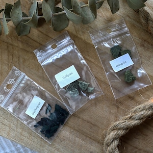 May include: Three small plastic bags containing green and black rock chips. The bags are labeled "Dunkelgr&uuml;n", "Hellgr&uuml;n", and "Oligr&uuml;n".