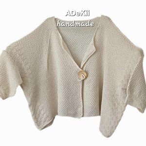 Cárdigan estilo kimono, tejido a mano, artesanal, talla grande, holgado, informal, ligero, en un suave color blanco crema.