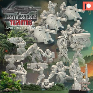 Könnte beinhalten: Eine Sammlung grauer Miniaturfiguren, die Militärpersonal mit schweren Waffen und Fahrzeugen darstellen. Der Text "Heavy Weapon Teams" und "April 2025 Release" ist sichtbar. Die Figuren sind vor einem Hintergrund aus Laub und einem dunkelblauen Hintergrund platziert.