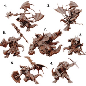 Puede incluir: Siete figuras en miniatura de humanoides reptilianos, cada una con poses y armas únicas. Las figuras están pintadas de color marrón y parecen estar hechas de plástico.