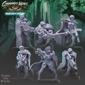 Könnte beinhalten: Ein Set aus sechs grauen Miniatur-Soldatenfiguren, die jeweils taktische Ausrüstung, Umhänge und Kopfbedeckungen tragen und verschiedene futuristische Schusswaffen halten. Der Text COMMANDO LADIES AUGUST 2026 und ACROSS THE REALMS ist in den Ecken sichtbar.