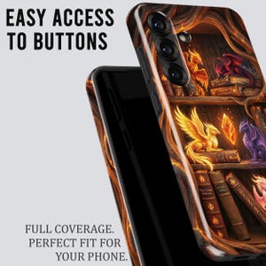 Puede incluir: Una funda de tel&eacute;fono con un dise&ntilde;o de fantas&iacute;a. La funda presenta una ilustraci&oacute;n detallada de una estanter&iacute;a con dragones, libros y cristales. El texto "EASY ACCESS TO BUTTONS" y "FULL COVERAGE. PERFECT FIT FOR YOUR PHONE" son visibles.