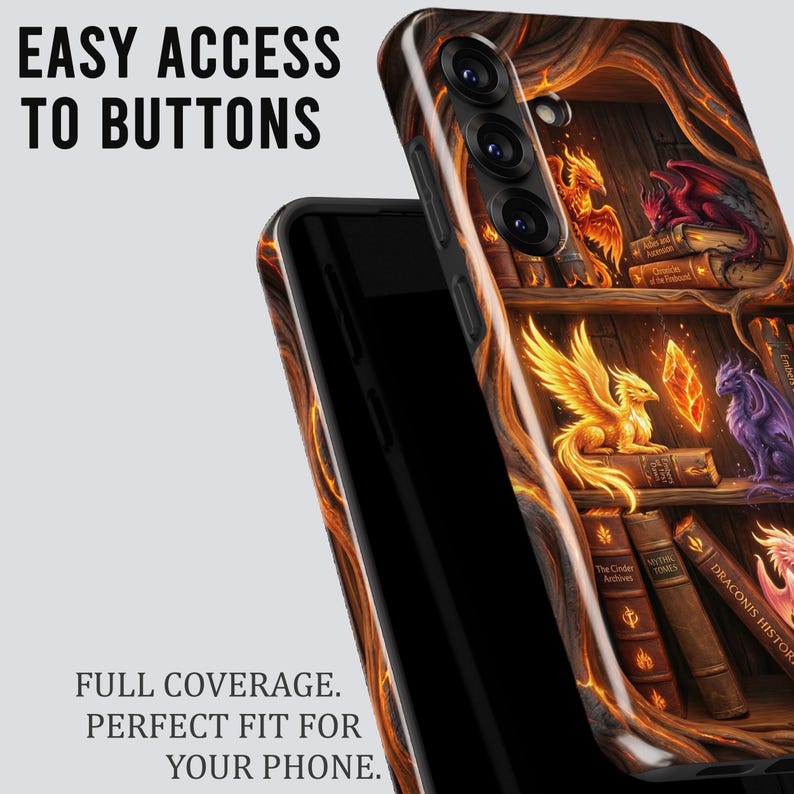 Puede incluir: Una funda de tel&eacute;fono con un dise&ntilde;o de fantas&iacute;a. La funda presenta una ilustraci&oacute;n detallada de una estanter&iacute;a con dragones, libros y cristales. El texto "EASY ACCESS TO BUTTONS" y "FULL COVERAGE. PERFECT FIT FOR YOUR PHONE" son visibles.