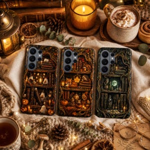 Op de afbeelding: Drie rechthoekige smartphonehoesjes met gedetailleerde illustraties van gezellige, magische boekenplanken vol boeken, kleine bosdieren, gloeiende lantaarns, pompoenen en mystieke voorwerpen in een herfstachtig bosthema.