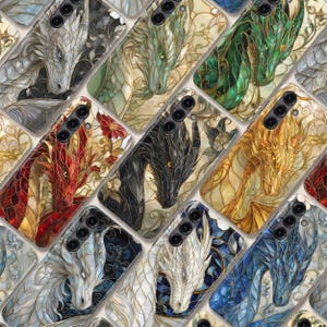 Può includere: Una collezione di cover per smartphone con illustrazioni di draghi in stile vetrata in vari colori, tra cui rosso, verde, nero, oro, bianco e blu. Ogni cover mostra una testa di drago dettagliata con linee complesse e motivi floreali.