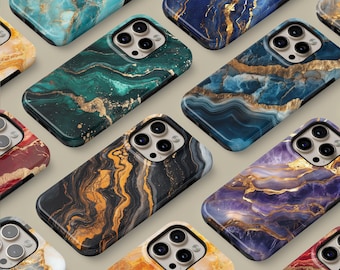 Può includere: Assortimento di custodie per telefono con motivi marmorei in vari colori, tra cui blu, verde, nero, viola e rosso. Ogni custodia presenta un design marmoreo unico con accenti dorati.