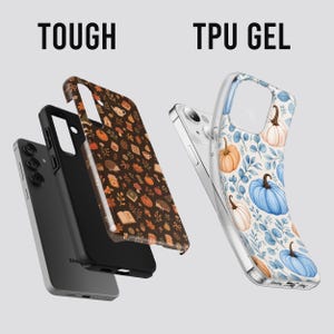Puede incluir: Dos fundas para tel&eacute;fono etiquetadas como TOUGH y TPU GEL. La funda TOUGH es negra con un patr&oacute;n marr&oacute;n oscuro de calabazas, erizos, libros y hojas. La funda TPU GEL es transparente con un patr&oacute;n claro de calabazas azules y naranjas.