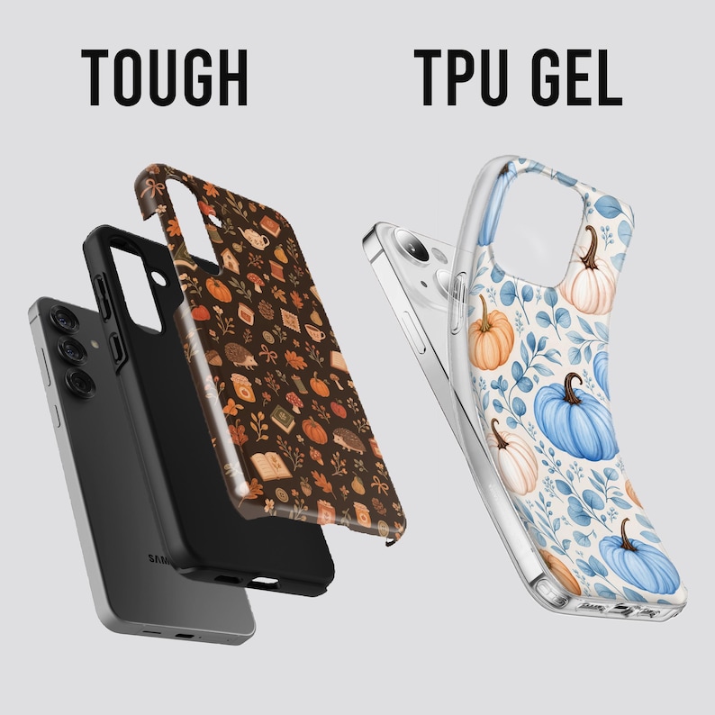 Puede incluir: Dos fundas para tel&eacute;fono etiquetadas como TOUGH y TPU GEL. La funda TOUGH es negra con un patr&oacute;n marr&oacute;n oscuro de calabazas, erizos, libros y hojas. La funda TPU GEL es transparente con un patr&oacute;n claro de calabazas azules y naranjas.