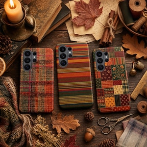 Puede incluir: Tres fundas rectangulares para smartphone con patrones distintos: una con diseño de cuadros rojos y naranjas, otra con rayas horizontales en tonos tierra y una con estampado de patchwork multicolor, cada una con un recorte negro para la cámara.